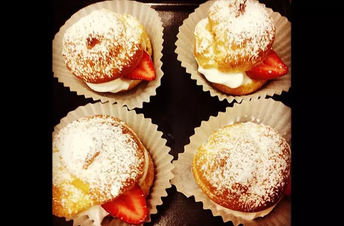 Mini Eclairs With Strawberries And Cream