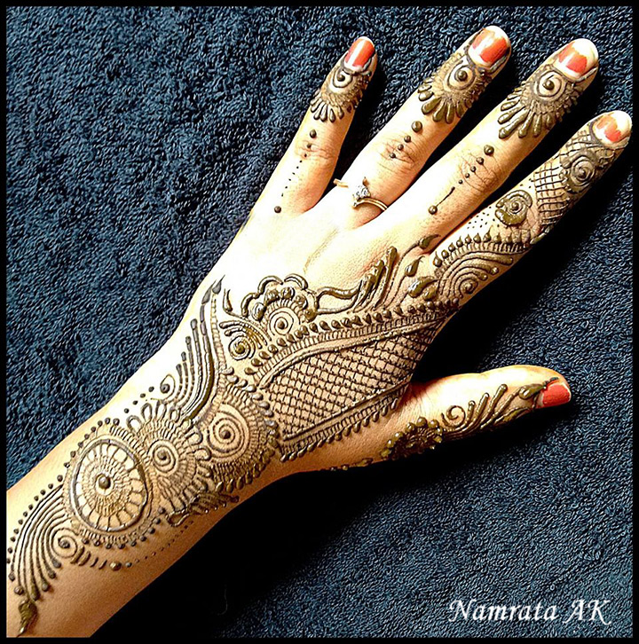 Pointed Finger Arabic Bridal Mehndi Designs For Hands