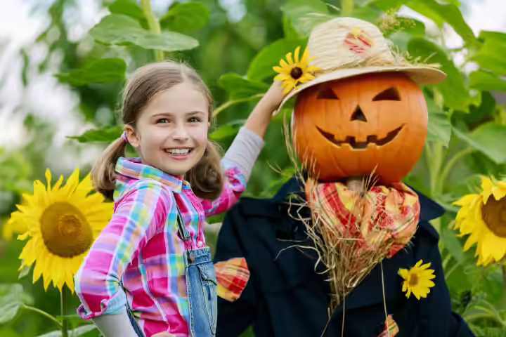 Halloween Party Games For Tweens - Scarecrow Race Halloween Party Games For Tweens - Scarecrow-Race