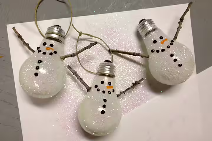 Christmas Craft Ideas For Kids - Snowman Light bulbs Christmas Craft Ideas For Kids - Snowman Light bulbs