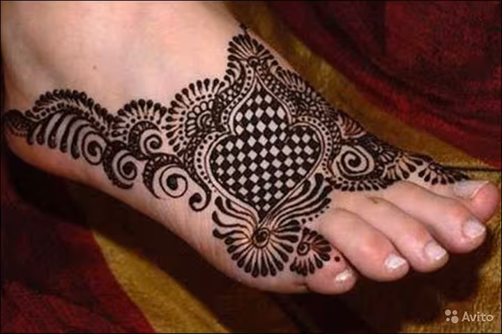 black mehndi design for feet
