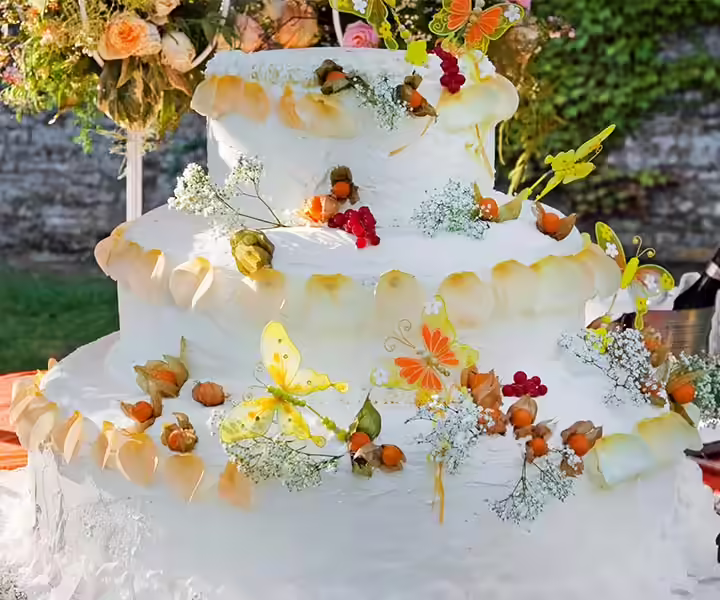 Fresh Flowers and Butterflies Wedding Cake Fresh Flowers and Butterflies Wedding Cake