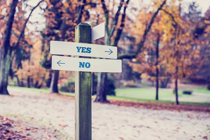 Rustic-wooden-sign-in-an-autumn-park