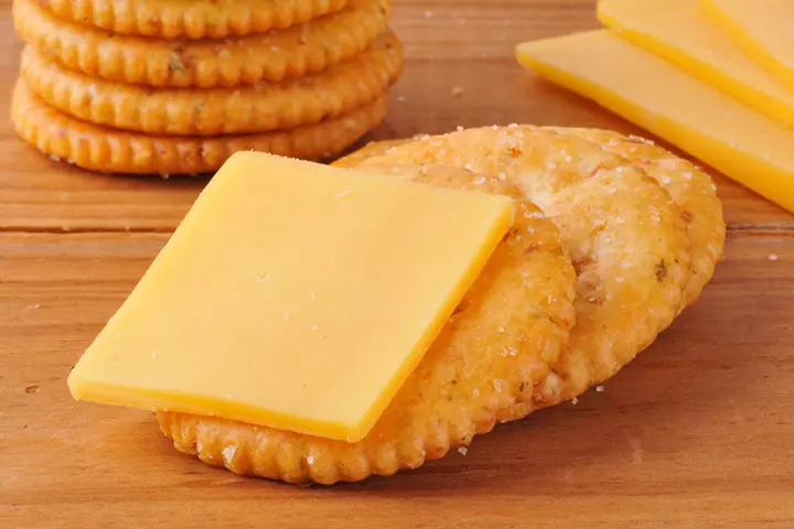 Snacks For Breastfeeding - Whole Grain Crackers And Cheese