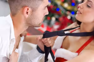 couple-in-love-on-Christmas-night