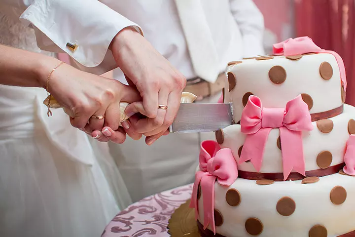 10 Perfect Wedding Cake Cutting Songs_image