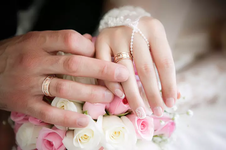 Hands-of-the-groom-and-the-bride