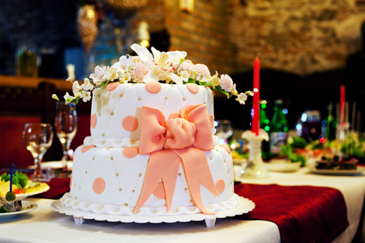 White Wedding Cakes - Take A Bow!