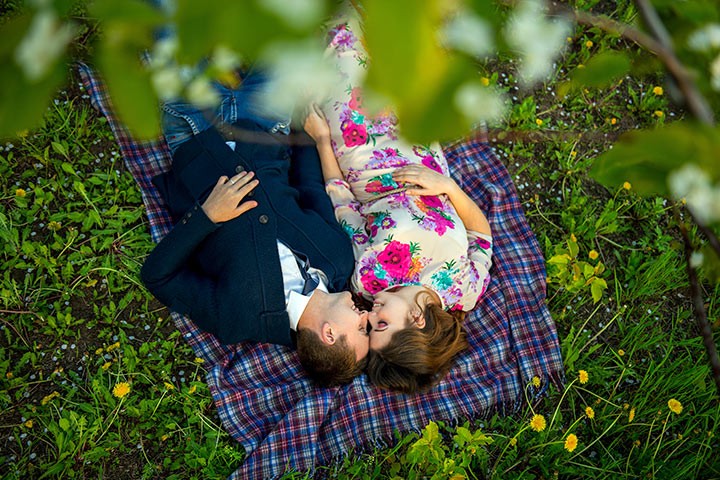 couple-in-love-in-a-blooming-Apple-orchard-lying-on-the-blanket