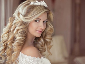 Bridal hairstyle for curly hair