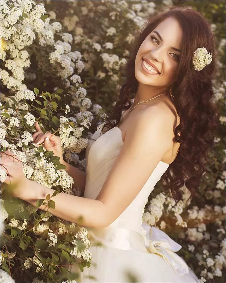 Gentle-Flowing-Curls-bridal-hair-style