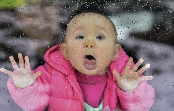 The first time this baby figures out the glass barrier