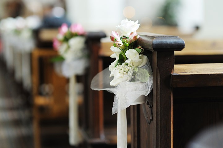 Wedding-Pew-Decorations-with-A-Romantic-Bunch