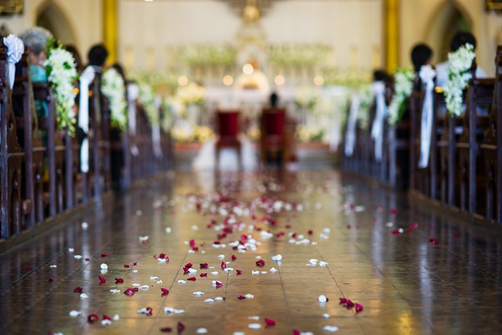 Wedding-Pew-Decorations-with-Flowers-And-Petals