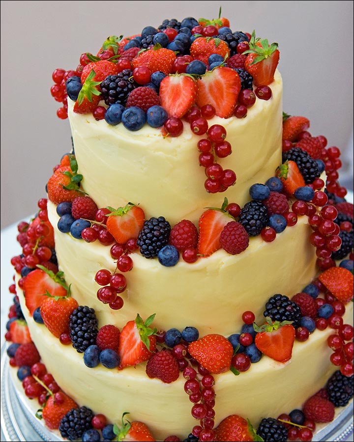 Fresh-Fruit-And-Crème wedding cake