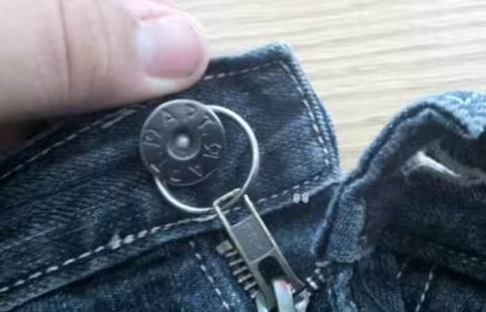 Fix-Your-Stuck-Zipper-With-These-Easy-Hacks4