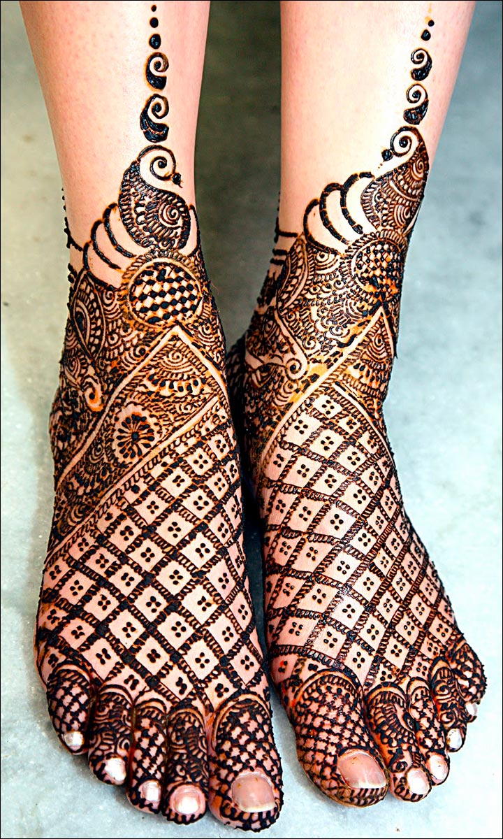 Exquisite-Peacock-Patterned-Mehndi-Design-For-Feet
