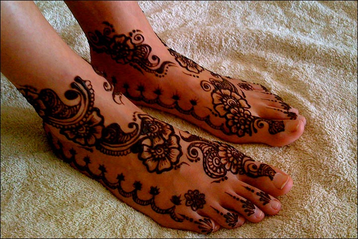 Old-School-Austere-Floral-Design-Arabic Foot Mehndi Designs