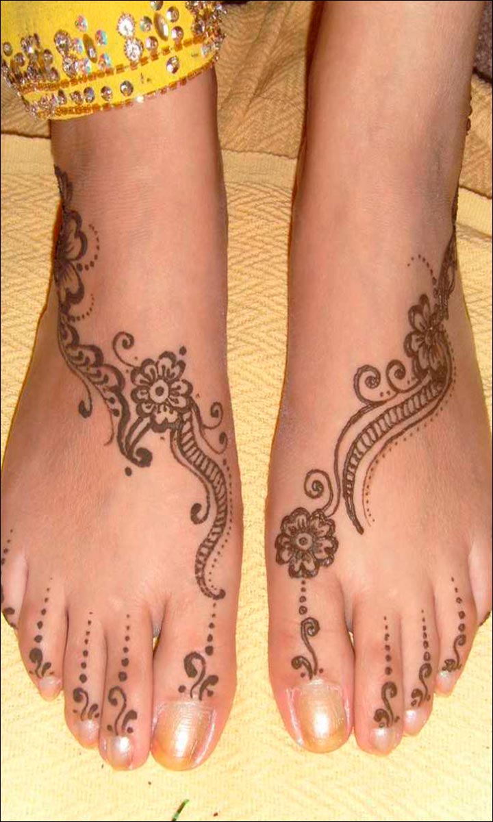 Single-Line-Arabic-Foot-Mehndi-Design