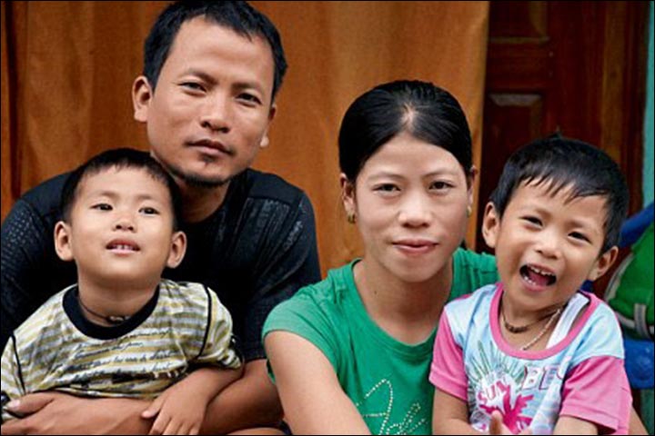 Mary Kom's Marriage - Mary And Karung With Their Kids Rechungvar And Khupneivar