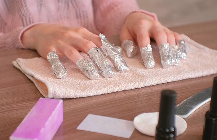 Removing Gel Nail Polish Using Acetone And Foil
