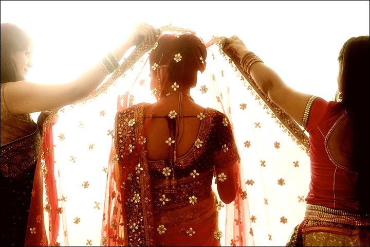 Dazzling-Dupatta-getting-ready-shots-every-bride-must-have-in-her-wedding-album