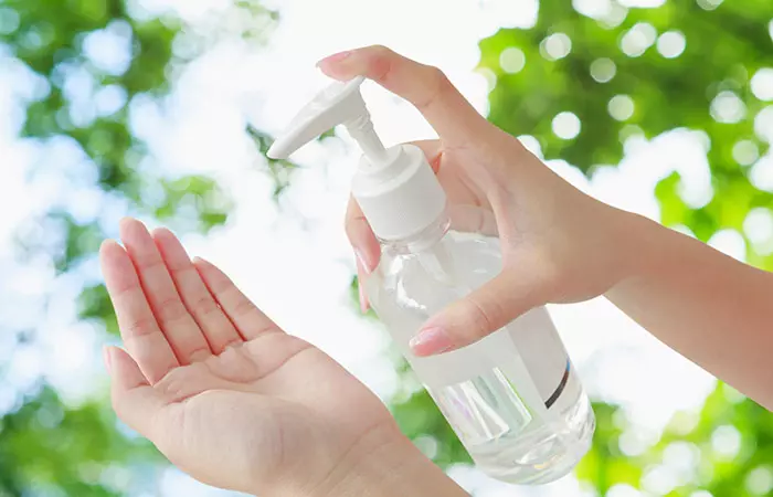 4.-Using-Sanitizer-To-Clean-Our-Hands