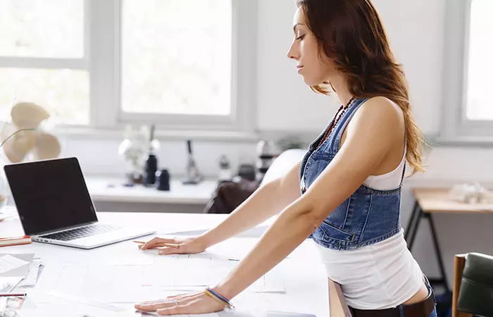 5.-Using-A-Standing-Desk-While-At-Work