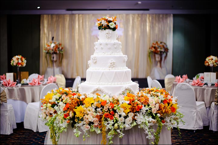 Have-A-Complete-Cake-Delivered-At-Venue--How-to- Choose-a- Wedding-Cake