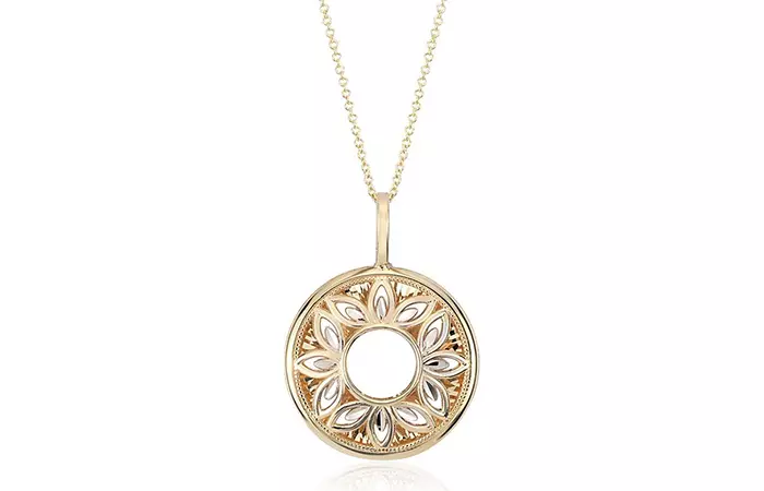 Gold filigree pendant necklace