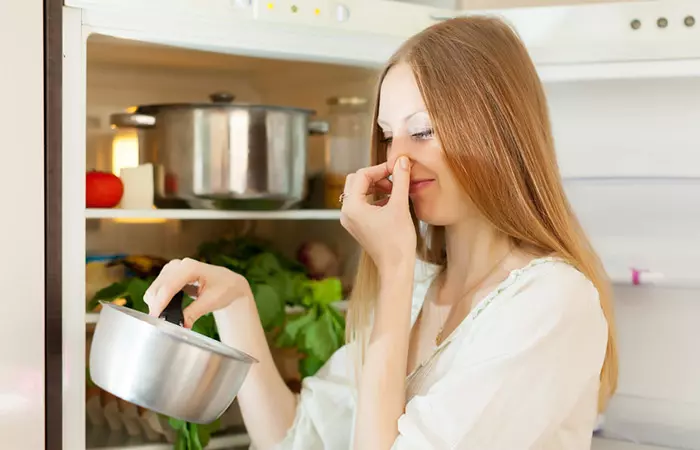 To-Remove-That-Unpleasant-Odor-From-The-Fridge