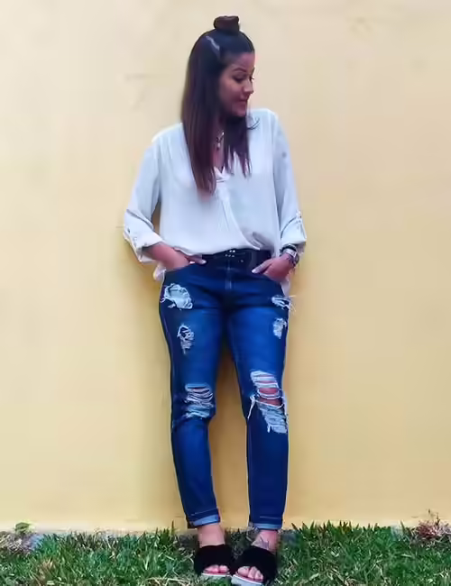 How To Wear Boyfriend Jeans - Plain Shirt 7. Plain Shirt