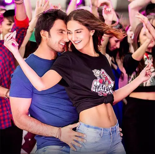 8. Vani Kapoor’s Knotted T-Shirt In Befikre