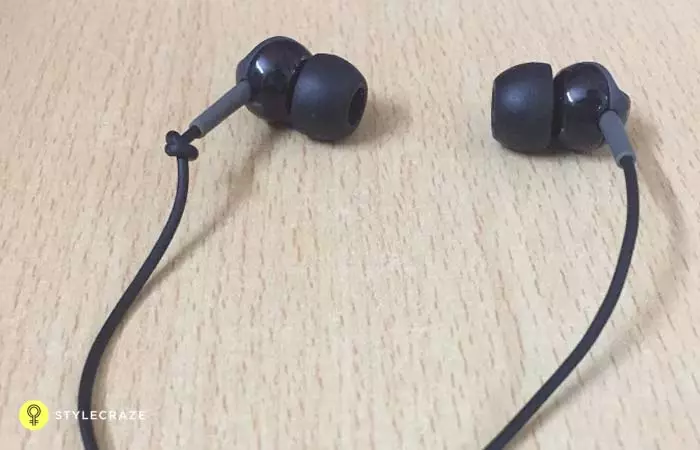 8. Can’t Tell Your Right Earphone From Your Left End Your Misery Now.