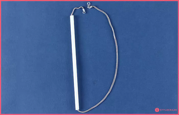 5. Say Goodbye To Jewelry Knots With A Plastic Straw 