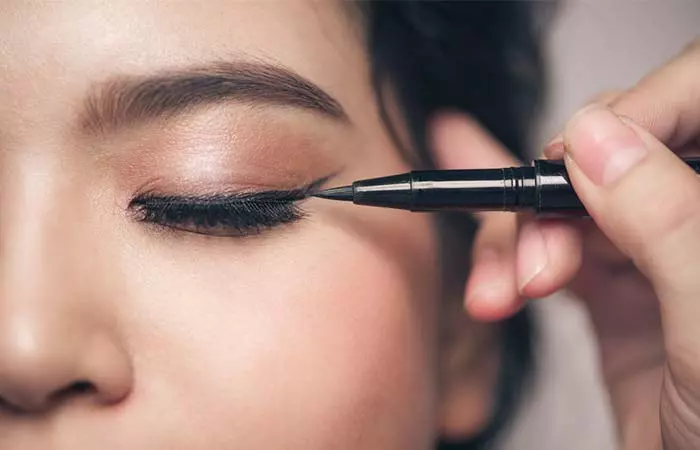 4. Perfect Cat Eyes Using Eyeliner