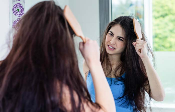 De-frizzes Your Hair