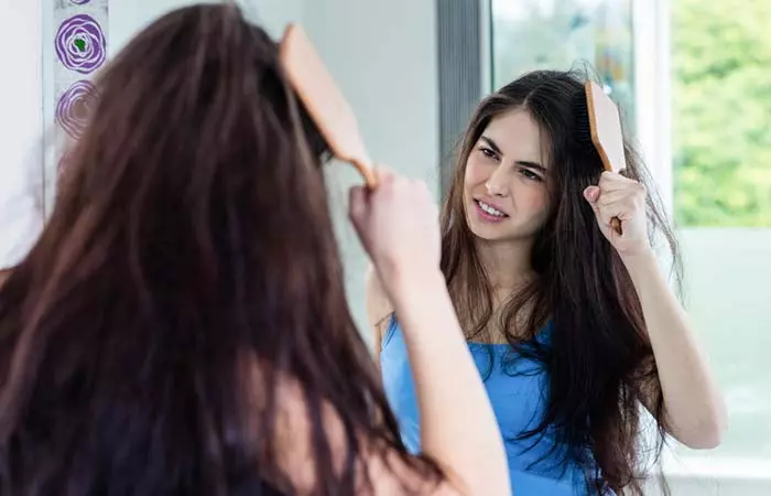 De-frizzes Your Hair 