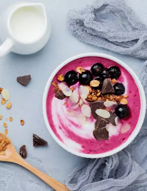 15.-Granola-And-Blackcurrant-Smoothie-Bowl