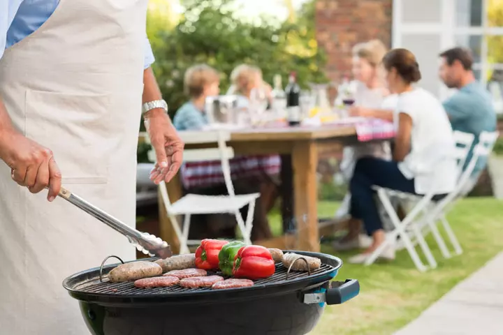 Barbecue aprons with funny quotes as birthday gifts for dad