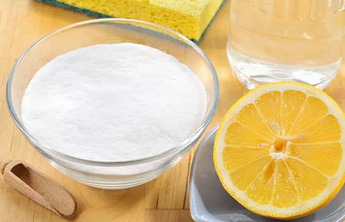 3.Baking-Soda-And-Lemon-For-Dandruff