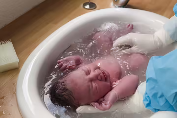 What Science Says About Delaying Your Newborn's First Bath