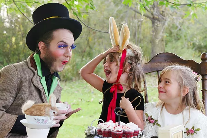 Alice in Wonderland family costume idea