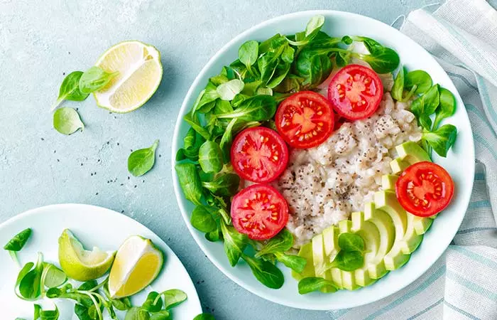 1. Vegan Oatmeal With Avocado And Tomatoes (579 calories)