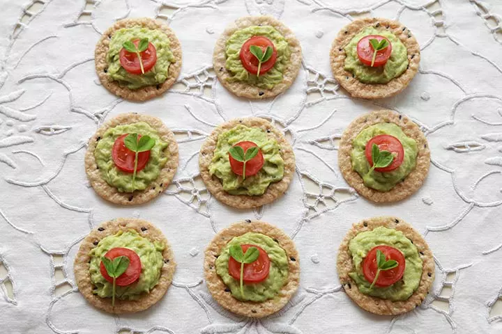 Mashed Avocado And Crackers