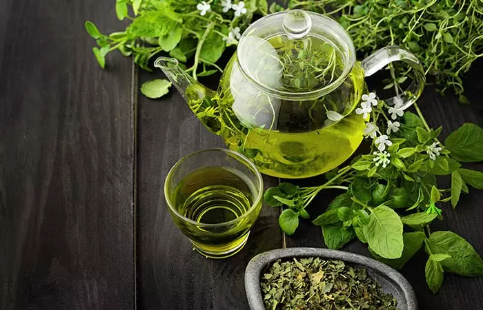 Use of green tea to prevent hair fall