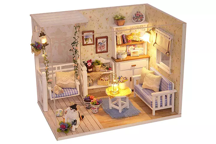 Wooden dollhouse1