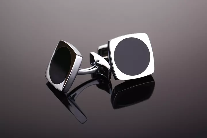 A pair of cuff links