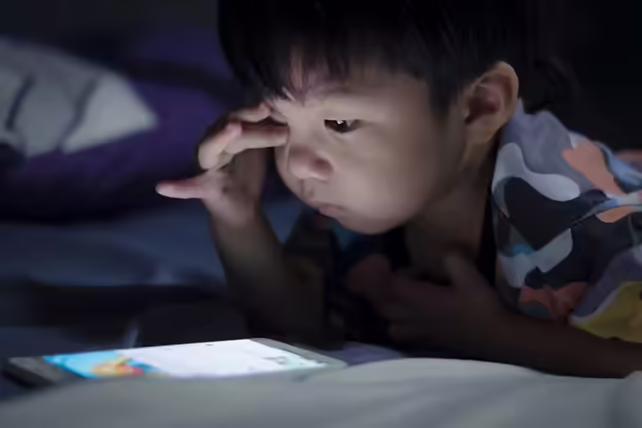 How Mobile Phones Damage The Eyes