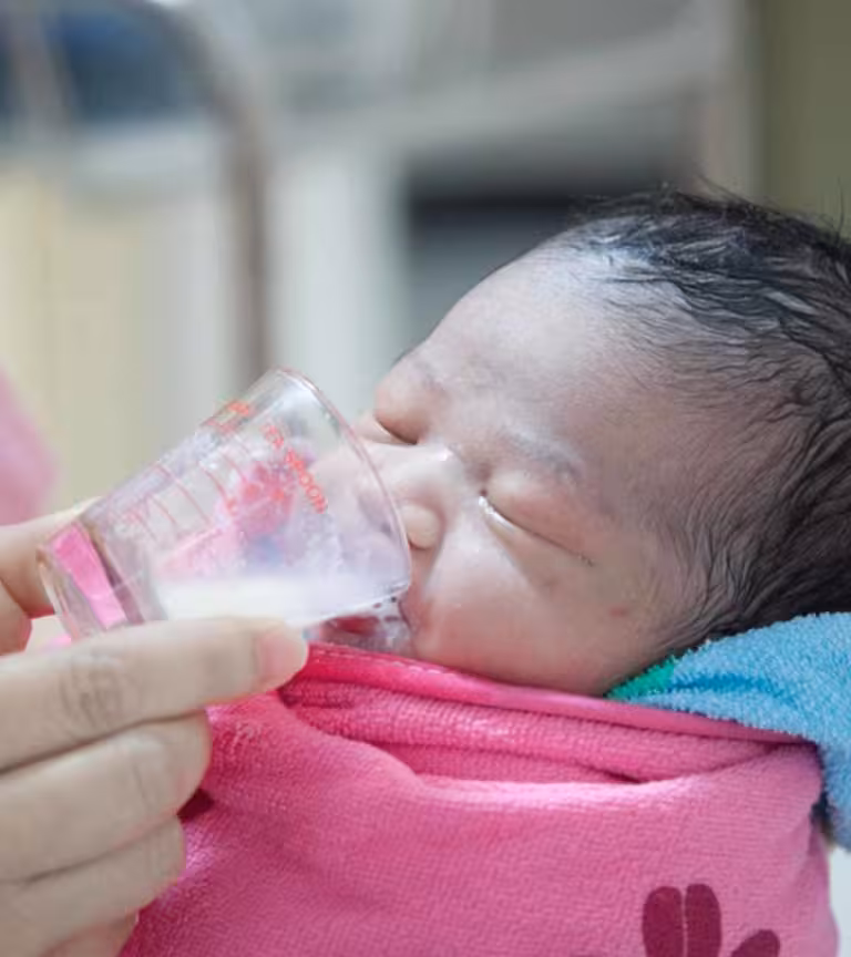 Cup-Feeding A Baby How To Do, Benefits And Alternatives
